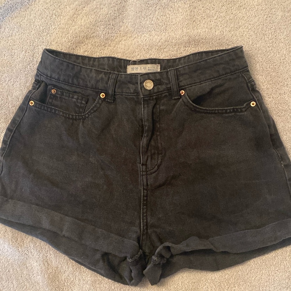 Women’s sz 6 basic black jean shorts by denim co